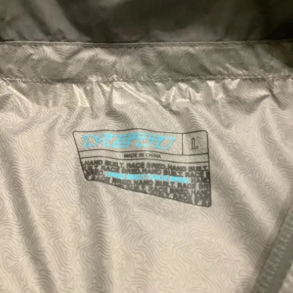 Yeti Gray Windbreaker Women’s Size Large - Picture 3 of 7